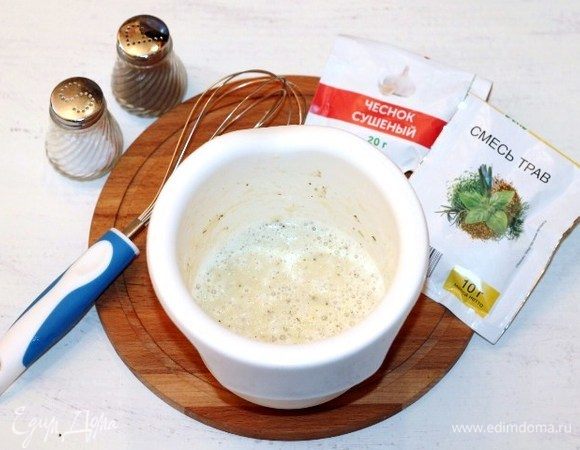 Приготовим начинку для «стаканчиков». Выкладываем мякоть кабачка в чашу блендера. Добавляем приправу (0,5 ч. л.), 2 куриных яйца, щепотку сухого чеснока, щепотку молотых перцев (сладкий и черный) и соль. Измельчаем блендером.