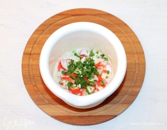 Смешиваем кабачковую смесь с крабовыми палочками, мелко порубленной петрушкой и зеленым луком. Начинка готова!