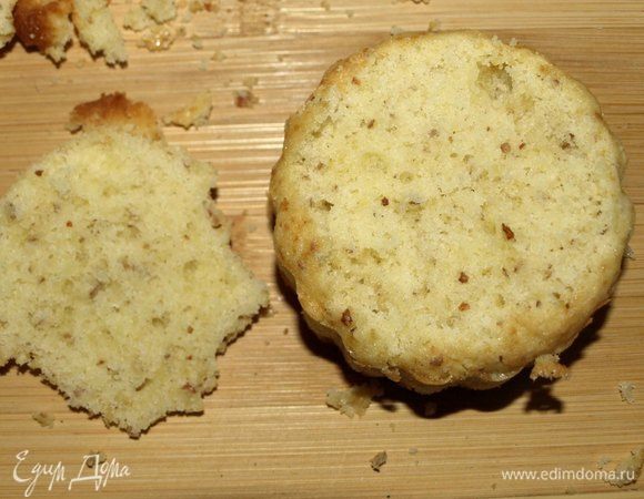 Острым ножом с кексов срезаем верхушки.