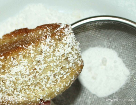 Посыпаем с боков сахарной пудрой. 