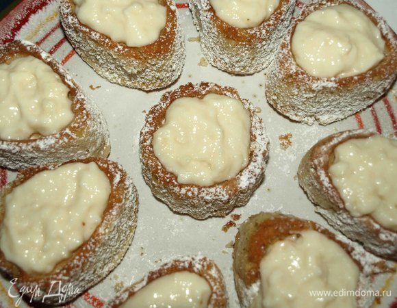 Заполняем выемки кремом и украшаем на свое усмотрение перед подачей ягодами, фруктами.
