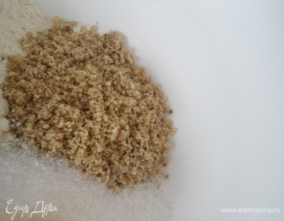 Начнем с приготовления теста. Грецкие орехи (или любые другие) мелко измельчить.