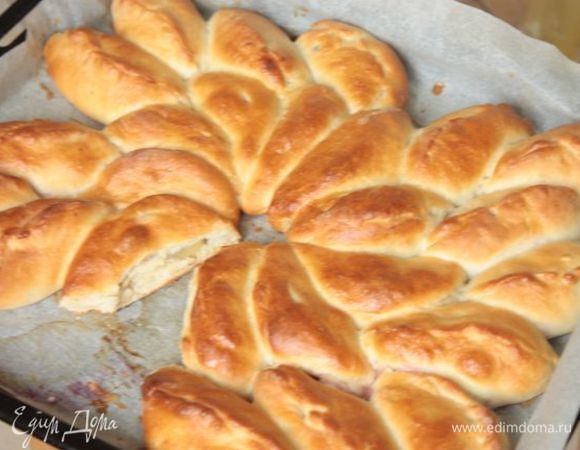 Меня попросили показать, как цветок из пирожков выглядит сверху. Вот то, что получилось у меня в последний раз, за минусом двух пирожков, утащенных голодными домашними диверсантами :))