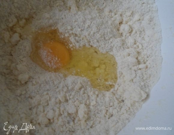 Добавить яйцо и взбить (71 граммов — это среднее яйцо).