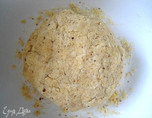 Тесто собрать в комок, разделить на 2 части. Для пирога нам понадобится только одна часть, примерно 400 граммов. Завернуть в пленку, убрать на 20 минут в холодильник.
Вторую часть теста можно убрать в холодильник до недели, завернув в пленку.