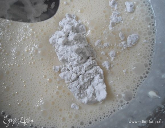 Добавить крахмал и взбить еще раз.