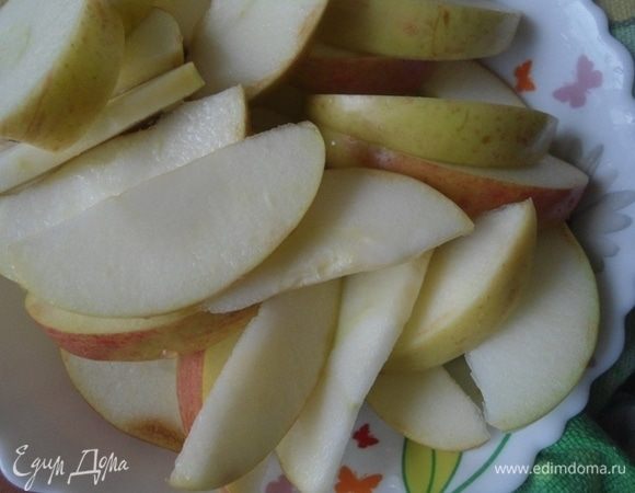 Яблоки вымыть, удалить сердцевину, нарезать дольками и сбрызнуть лимонным соком.