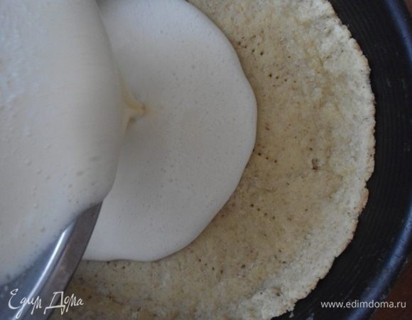 На корж вылить сырную смесь.