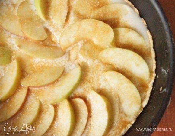 Уложить веером яблоки и присыпать коричневым сахаром. Выпекать еще 25 минут. До красивой золотистой корочки и загустения крема.