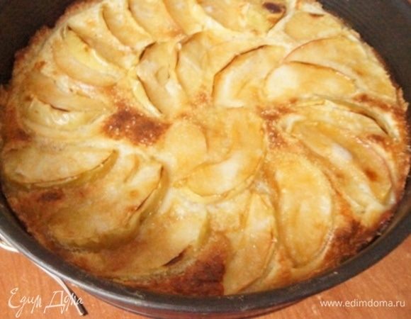 Готовый пирог полностью остудить в форме.