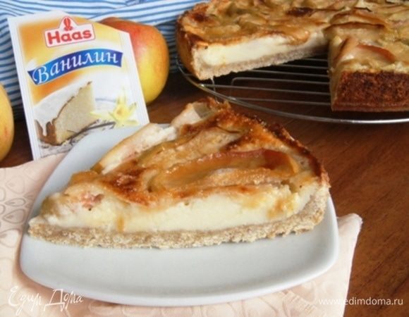 Нарезать на кусочки и подавать к чаю. Хрустящий корж, нежная ванильная начинка и карамелизованные яблочки!