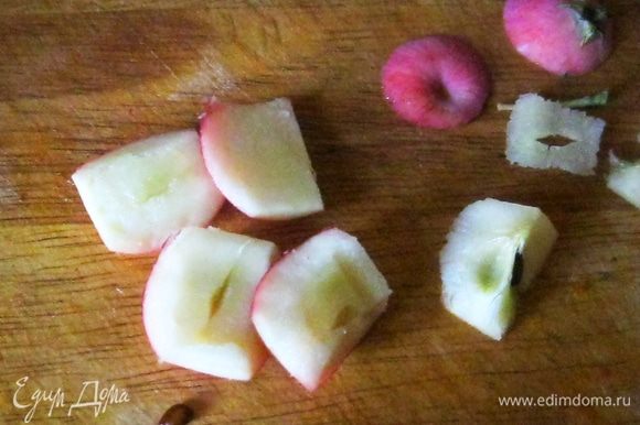 У каждого яблочка срезал кончики и хвостики, разрезал на четыре части и удалил сердцевину. Чтобы яблоки не потемнели, положил их в подсоленную воду.