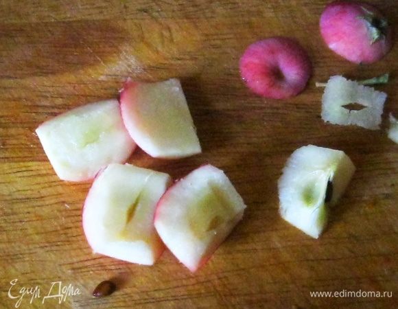 У каждого яблочка срезал кончики и хвостики, разрезал на четыре части и удалил сердцевину. Чтобы яблоки не потемнели, положил их в подсоленную воду.