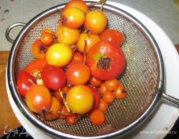 Прежде чем варить сироп, сделал ягодный отвар. В кипящую воду, полтора стакана, бросил по полжменьки ягод шиповника и боярышника и гроздь рябины. Аромата от них не будет, зато они придадут варенью еле заметный горьковато-терпкий привкус. Через пять минут кипения откинул ягоды в ситечко, а отвар вылил в кастрюлю и поставил закипать.