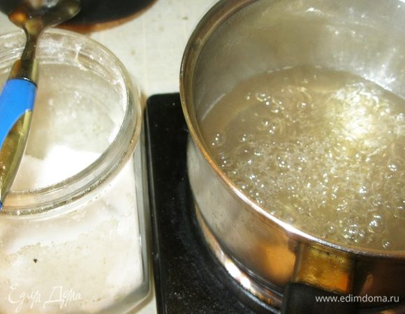 Сахара для сиропа берут по вкусу, одну-две столовых ложки на каждые два яблока. Я положил восемь ложек. Чтобы сахар не пригорал ко дну кастрюли,  его нужно класть по одной ложке и сразу размешивать. Сироп пока еще не густой, но это не все.