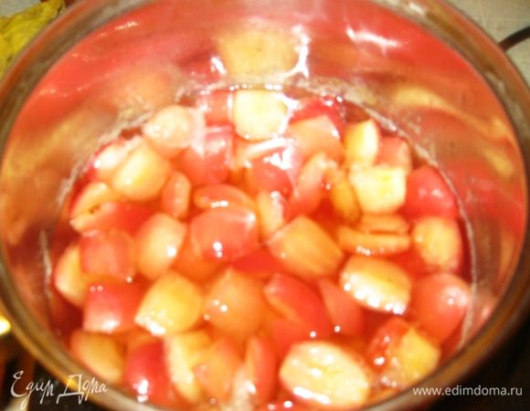 Очищенные яблоки выложил в кипящий сироп, проварил пять минут и переложил шумовкой в банку, предварительно положив на дно веточку мяты. Дольки яблок должны размягчиться, но все же остаться слегка хрустными.