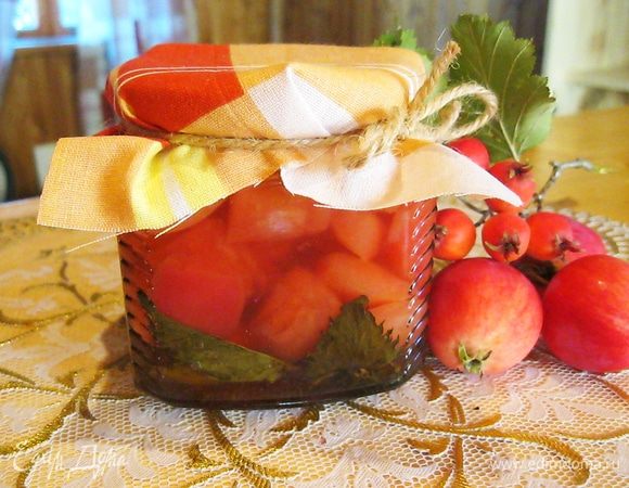 Оставшийся сироп уварил почти в два раза, залил в банку с яблоками и закрыл крышкой.