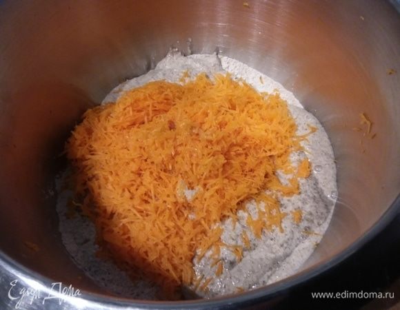 На следующий день смешать стартер и бигу, добавить остальные ингредиенты, кроме масла. Дрожжи раскрошить, морковь натереть на мелкой терке. Вымешать тесто. Я заменила эту часть муки на ц/з пшеничную. 