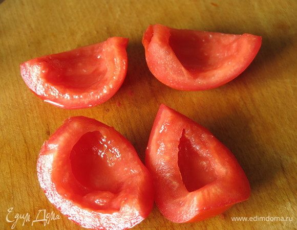 Помидор моем, разрезаем и вынимаем семена.