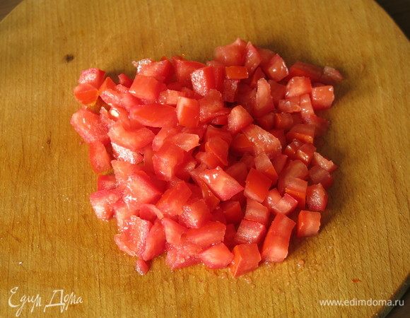 Нарезаем томаты. Всего 140 г, пропорции к крабам примерно 2:1. 