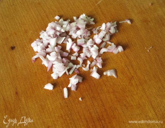 Мелко нарезаем лук. В исходнике — чеснок, но лишний аромат убираем, только чуть вкуса, горчинки лука.