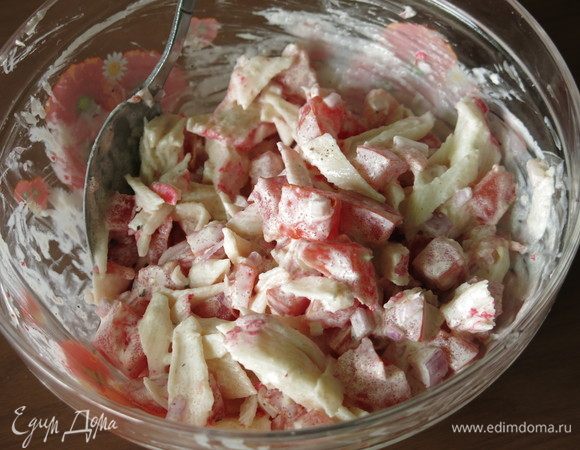 Добавляем сметану, специи, перемешиваем. Салат готов.