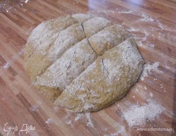 Поверхность припылить мукой. Подошедшее тесто обмять, разделить на 4 одинаковые части, лучше — на 5 частей. Форму для выпечки обильно смазать маслом и присыпать мукой. 