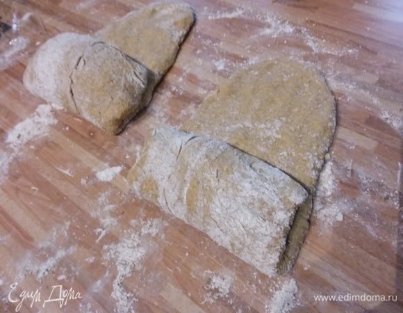 Каждую часть раскатать (мне скалка не понадобилась, я просто распластала его ладонью)  в прямоугольный пласт шириной не больше ширины формы, скатать в рулет. 