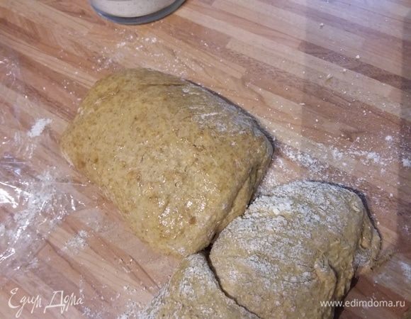 Оформление манкой и маком совсем не обязательно, но если вам понравилась эта идея то, на пергаментной бумаге или пленке рассыпать мак и отдельно манку. Каждый рулет смазать кисточкой маслом. 