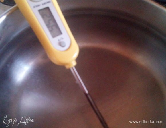 Очищенную воду налить в сотейник, на огне довести температуру воды до 95°C.