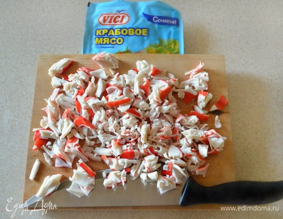 Крабовое мясо мелко нарезать.