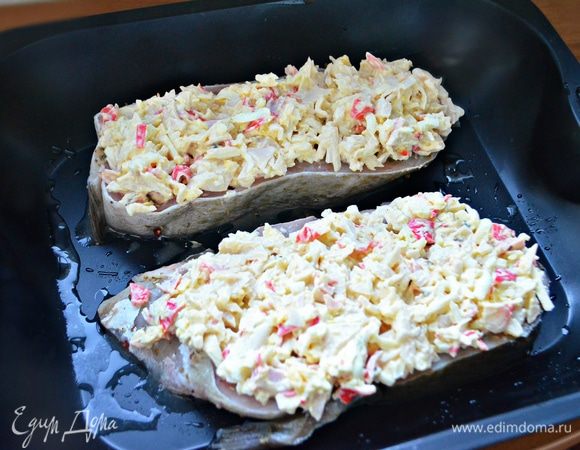 Противень для выпекания смажьте растительным маслом, выложите стейки рыбы и сверху — «шапочку» из крабового мяса. Запекайте 30-45 мин. до готовности рыбы и легкой румяной корочки.