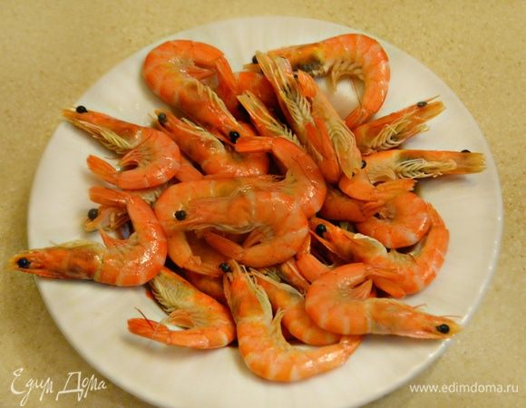 Креветки разморозить на нижней полке холодильника.