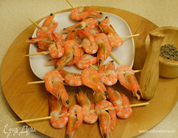 Нанизать креветки на деревянные шпажки (шпажки предварительно необходимо подержать 15-20 мин. в теплой воде). Сбрызнуть соком лайма и обильно посыпать свежемолотым перцем. Обжаривать креветки по 2 мин. с каждой стороны на разогретом и смазанном маслом гриле.