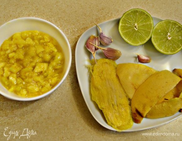 Для пюре нам потребуется очень спелый сочный манго. Очистить манго от кожуры, сделать вдоль пополам надрез и аккуратно вынуть косточку. Размять мякоть с помощью вилки, добавить выдавленный чеснок, свежемолотый черный перец. Также по вкусу добавить сок лайма и, по желанию, соль, сахар. 