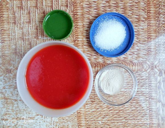 Глазурь: желатин залить водой (если порошковый, то в соотношении 1:6) и оставить для набухания. Томатный сок и глюкозу поместить в сотейник и довести до кипения на среднем огне. Пектин смешать с сахаром. 
