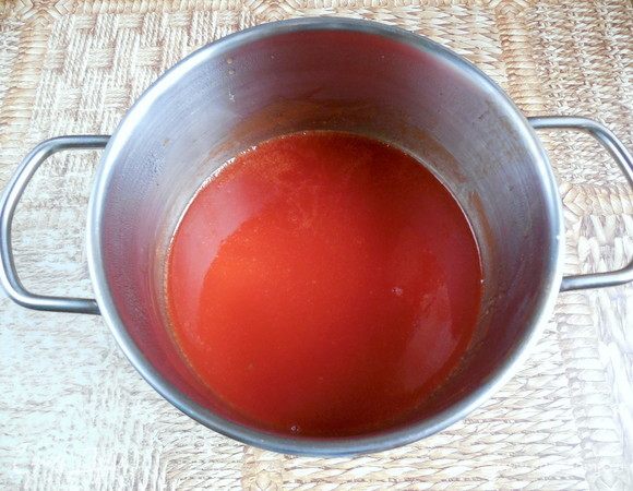 В кипящий сок постепенно всыпать сахарно-пектиновую смесь, постоянно помешивая венчиком. Кипятить 2-3 минуты до легкого загустения. Снять с огня и перелить в пластмассовый кувшин (из него вы потом будете поливать пирожные глазурью).