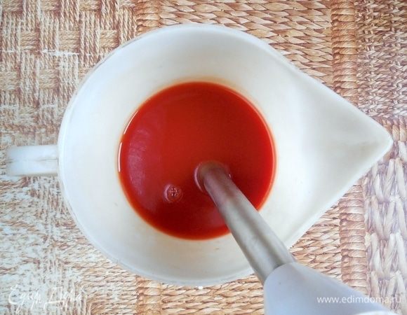 Желатин растопить и добавить в томатный сок вместе со щепоткой соли. Размешать погружным блендером до однородности. Остудить глазурь до комнатной температуры, затем убрать в холодильник. Использовать на следующие сутки.