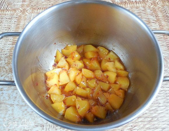 Конфи: желатин залить водой (если порошковый, то в соотношении 1:6) и оставить для набухания. Подготовить формы, в которые вы будете заливать конфи (в моем случае это силиконовые формочки для кексов). Формы необходимо поставить на разделочную доску/поднос. Персик (в списке ингредиентов указан вес уже очищенного фрукта) порезать на небольшие кусочки. Поместить персик, сахар и чили в небольшую кастрюлю и готовить на среднем огне под крышкой до мягкости персика.
