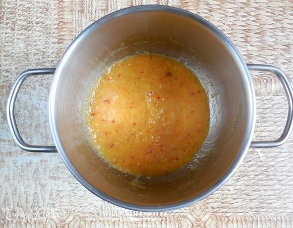 Пюрировать персик погружным блендером. 

