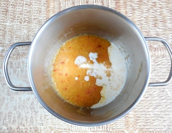 Крахмал развести в 1 ст. л. холодной воды. Персиковое пюре вернуть на огонь, добавить крахмал и кипятить 1-2 минуты до загустения. Снять с огня.