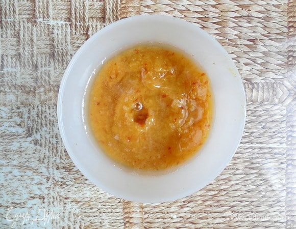 Желатин растопить, ввести в персиковое пюре и размешать блендером до однородности. 