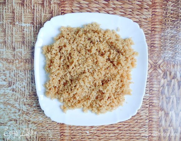 Панкейки с киноа: киноа промыть. 150 мл воды подсолить, довести до кипения на среднем огне. Всыпать крупу, уменьшить огонь до слабого и готовить под крышкой 20 минут, пока вся вода не впитается в крупу. Готовую киноа выложить на плоскую тарелку и полностью остудить.
