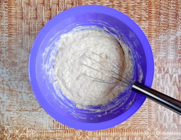 Влить влажные ингредиенты в сухие, размешать венчиком до объединения. Добавить остывшую киноа и еще раз перемешать.