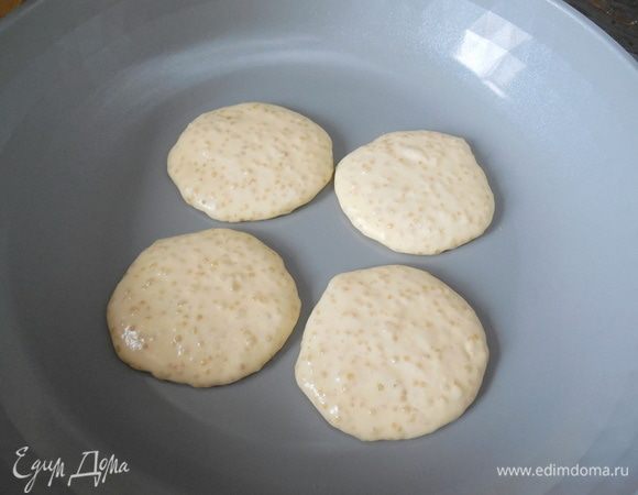 Сковороду смазать небольшим количеством растительного масла и поставить на слабый огонь. Выкладывать по 1 десертной ложке теста, распределяя до диаметра 5,5-6 см, и готовить на слабом огне. 

Если Вы будете собирать пирожные в формах большего диаметра, чем у меня, то, соответственно, и панкейки должны быть больше. (Из данного количества ингредиентов получается больше панкейков, чем нужно для пирожных, но отмерять ½ яйца и варить 30 г киноа неудобно).