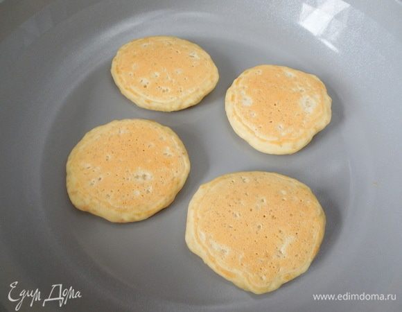  Когда пузырьки на поверхности теста начнут лопаться, перевернуть панкейки и готовить еще 2 мин.