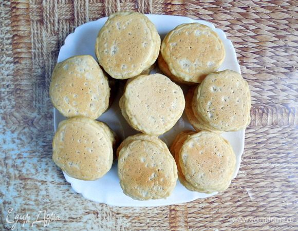 Готовые панкейки складывать стопкой друг на друга, чтобы нижняя корочка размягчилась. Дать панкейкам полностью остыть.