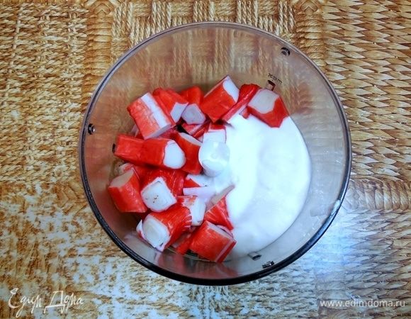 Крабовый мусс: желатин залить водой (если порошковый, то в соотношении 1:6) и оставить для набухания. Крабовые палочки Vici и йогурт измельчить в блендере до однородной, гладкой консистенции. Приправить солью по вкусу.
