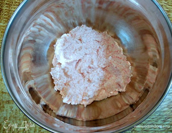 Переложить крабовую массу в большую миску. Подготовить силиконовые формы, в которых вы будете собирать пирожное, поставить формы на разделочную доску/поднос. Конфи извлечь из формочек, переложить на тарелку и снова убрать в морозилку.