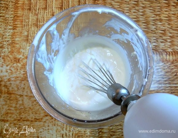 Сливки взбить до мягких пиков.